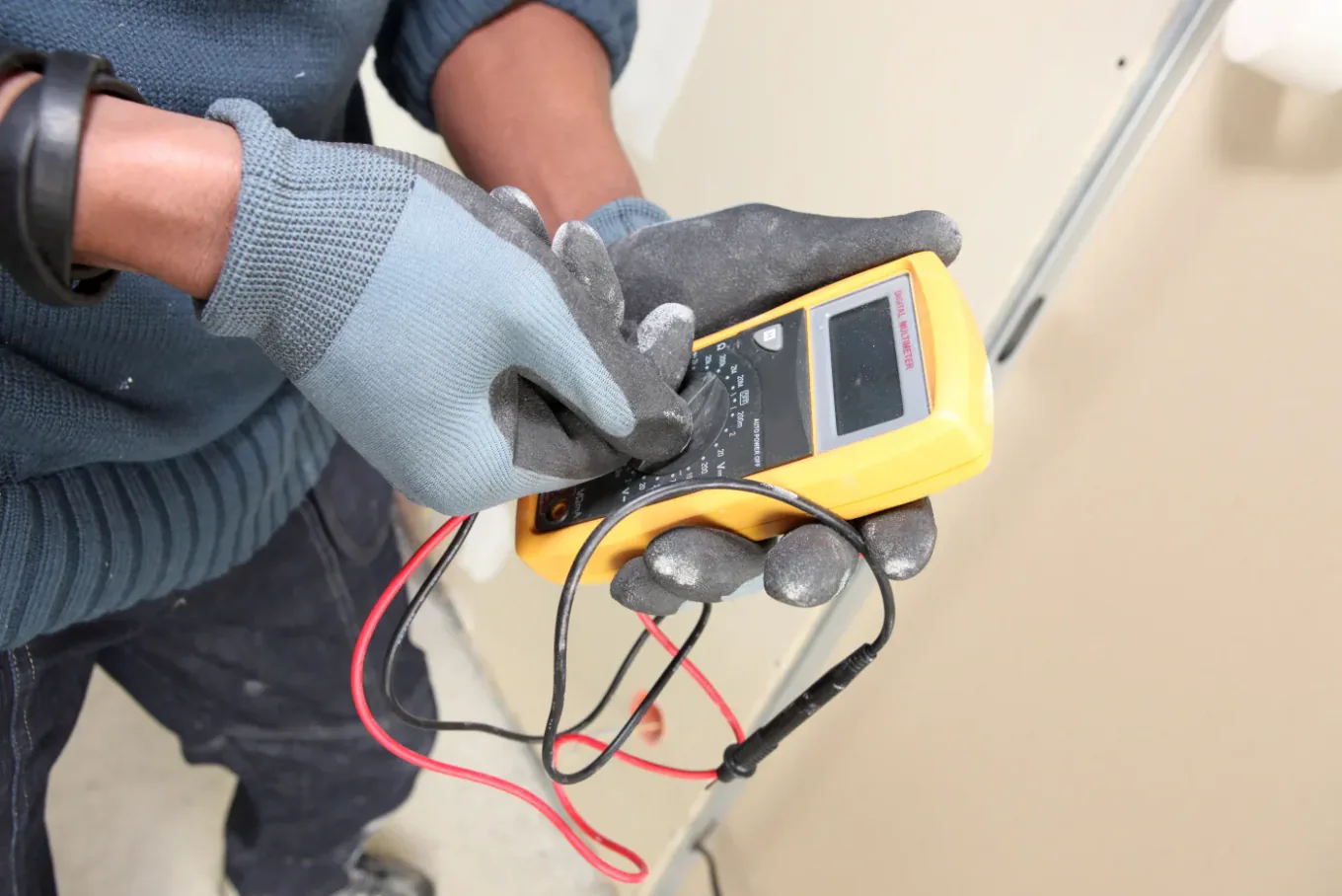 Mesure de tension au multimètre pendant une recherche de panne électrique